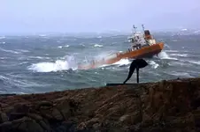 El temporal pone en apuros a cien buques frente a la costa gallega
