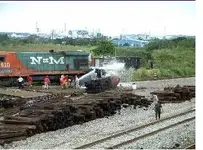 Choca tren con pipa; derraman químico