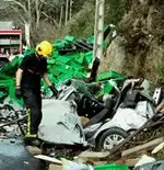 Varias personas atrapadas tras volcar un camión encima de su turismo