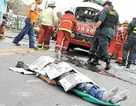 Anciano muere en choque entre ambulancia y automóvil.
