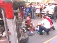 Anciano muere en choque entre ambulancia y automóvil.