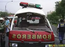 Anciano muere en choque entre ambulancia y automóvil.