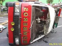 Anciano muere en choque entre ambulancia y automóvil.