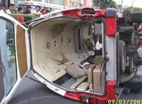 Anciano muere en choque entre ambulancia y automóvil.