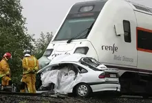Tres muertos al arrollar un tren el coche en el que iban en Galicia