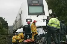 Tres muertos al arrollar un tren el coche en el que iban en Galicia