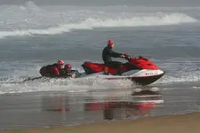 Rescatados dos surfistas atrapados por las olas en el espigón de Gros en San Sebastia