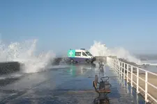 Rescatados dos surfistas atrapados por las olas en el espigón de Gros en San Sebastia