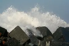 Rescatados dos surfistas atrapados por las olas en el espigón de Gros en San Sebastia