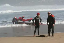 Rescatados dos surfistas atrapados por las olas en el espigón de Gros en San Sebastia