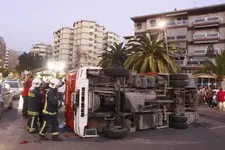 UN CAMIÓN DE BOMBEROS DE MOTRIL VUELCA CUANDO IBA A UN AVISO