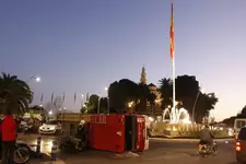UN CAMIÓN DE BOMBEROS DE MOTRIL VUELCA CUANDO IBA A UN AVISO
