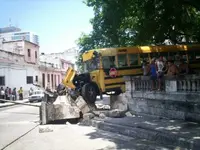 Ómnibus impactado causando grave compromiso a una pareja