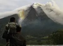 Entra en erupción el volcán Sinabung