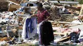 "Peligroso" huracán Irene castiga Bahamas y avanza fortalecido hacia EEUU