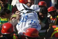 Suben a 13 muertos y 50 atrapados por derrumbe de fábrica en Pakistán