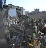 Suben a 13 muertos y 50 atrapados por derrumbe de fábrica en Pakistán