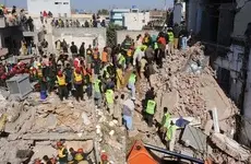 Suben a 13 muertos y 50 atrapados por derrumbe de fábrica en Pakistán