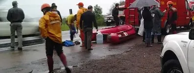 Bomberos desaparecen en riada en Brasil