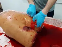 Formaciones en el uso de torniquetes, agentes hemostáticos y vendajes compresivos